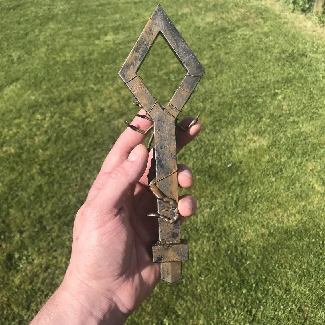 Resident Evil Key - Resident Evil 7 Scorpion Key! Resin Resident Evil Key! High Quality Collectible! Cosplay Gift!