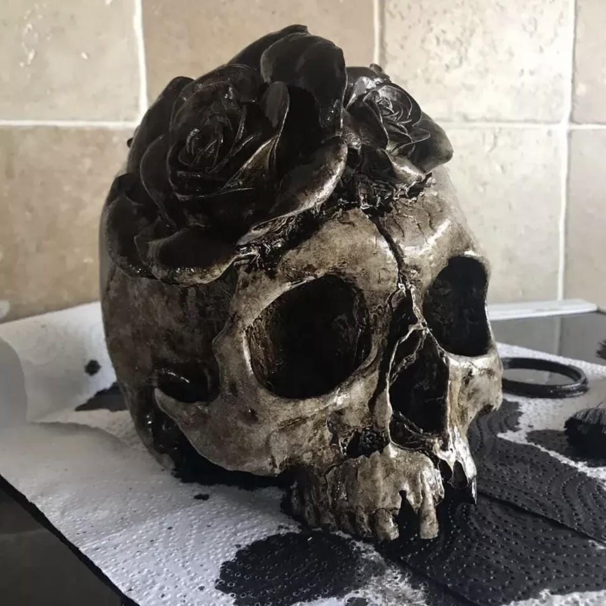 Gothic Style Human Skull Replica  Realistic Resin Skull with Roses  Gothic Home Decor Skull Sculpture Dark Aesthetic Macabre Art