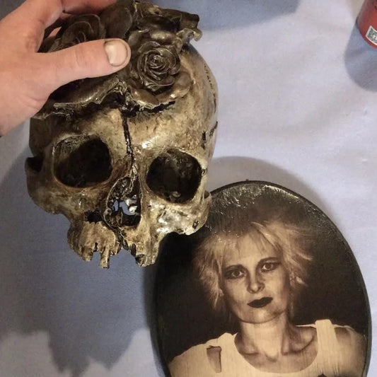 Gothic Style Human Skull Replica  Realistic Resin Skull with Roses  Gothic Home Decor Skull Sculpture Dark Aesthetic Macabre Art